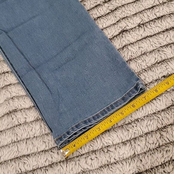 Light wash Levi's cropped jeans size 29 - Picture 11 of 12